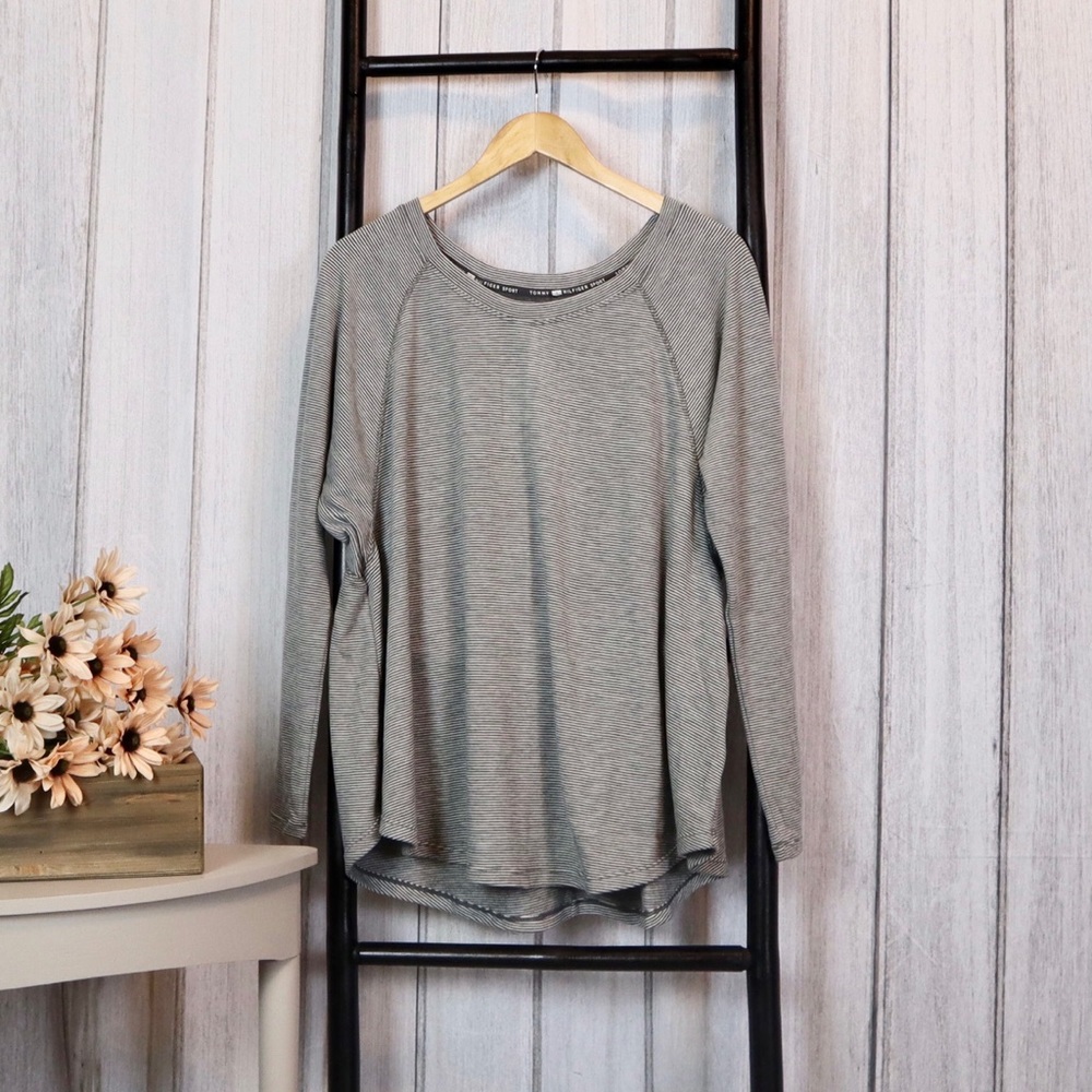 Tommy Hilfiger Sport. Long sleeved tee.